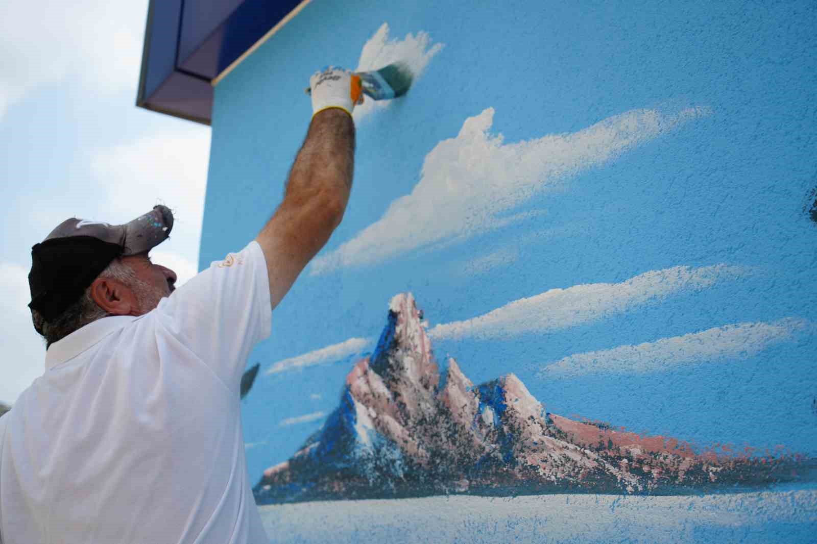 Kocaeli’nin "Bob Ross"u sokakları renklendiriyor