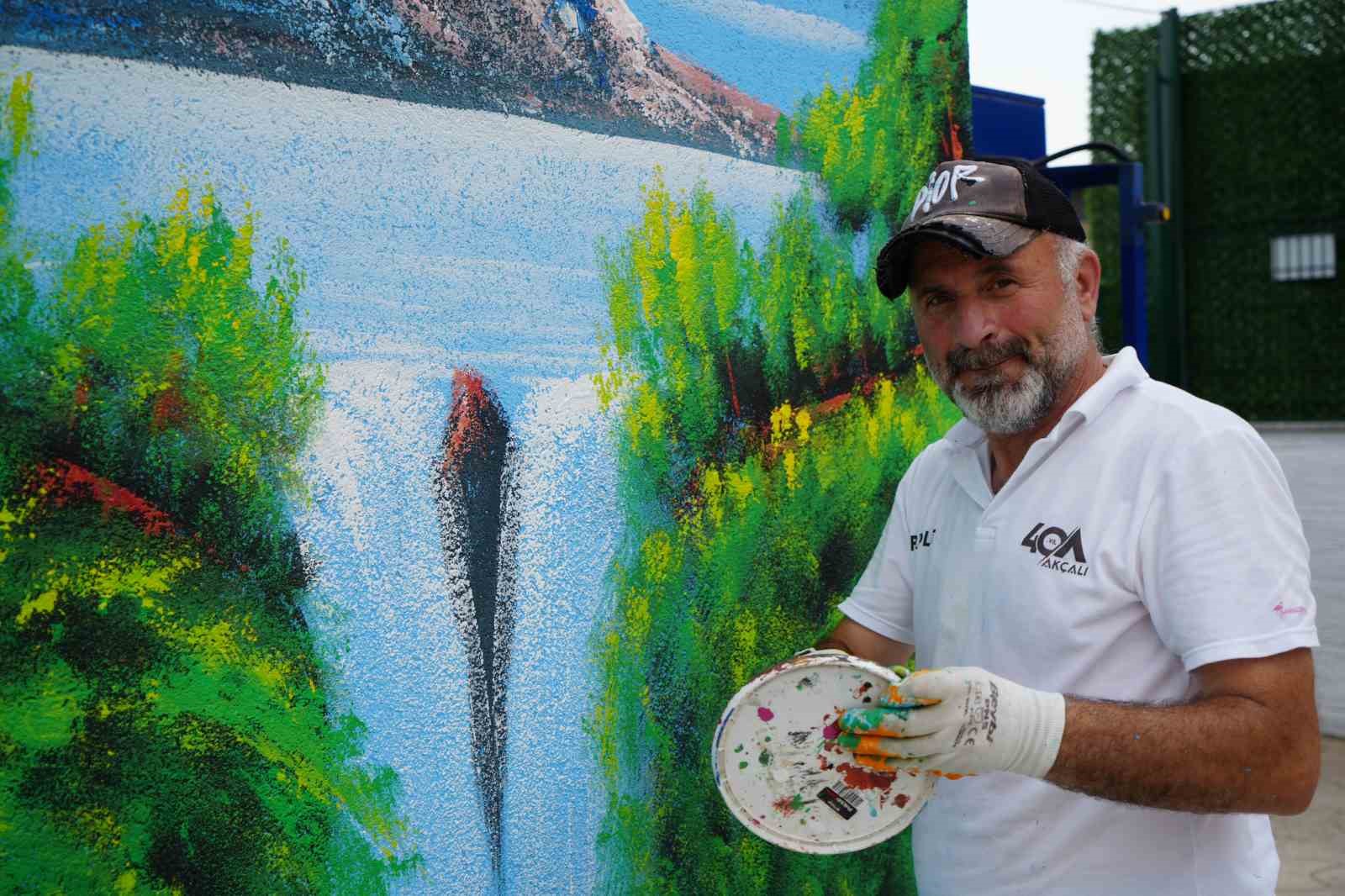 Kocaeli’nin "Bob Ross"u sokakları renklendiriyor