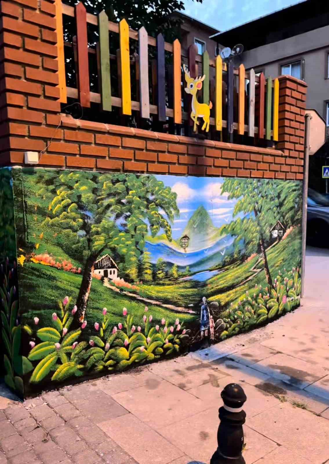 Kocaeli’nin "Bob Ross"u sokakları renklendiriyor