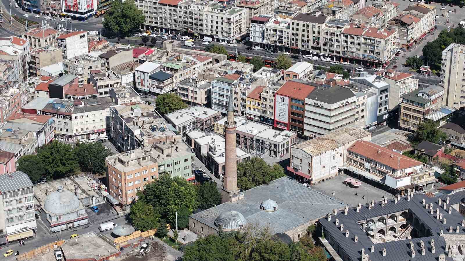 Suriçi Cami Kebir’de hem tarih gün yüzüne çıkıyor, hem esnafın yüzü gülüyor