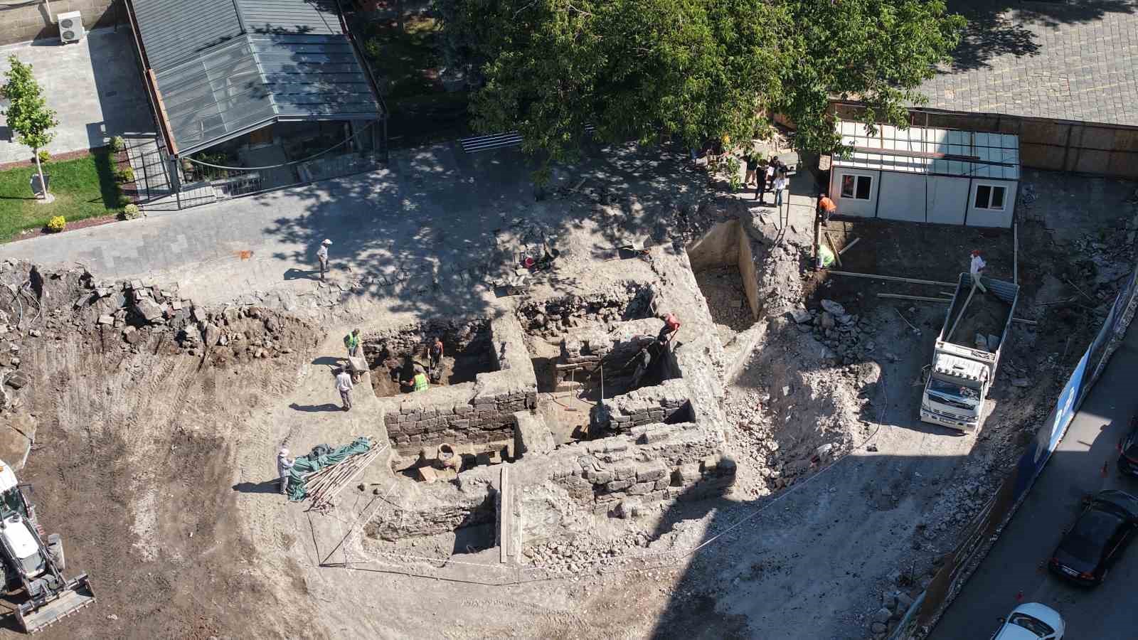 Suriçi Cami Kebir’de hem tarih gün yüzüne çıkıyor, hem esnafın yüzü gülüyor