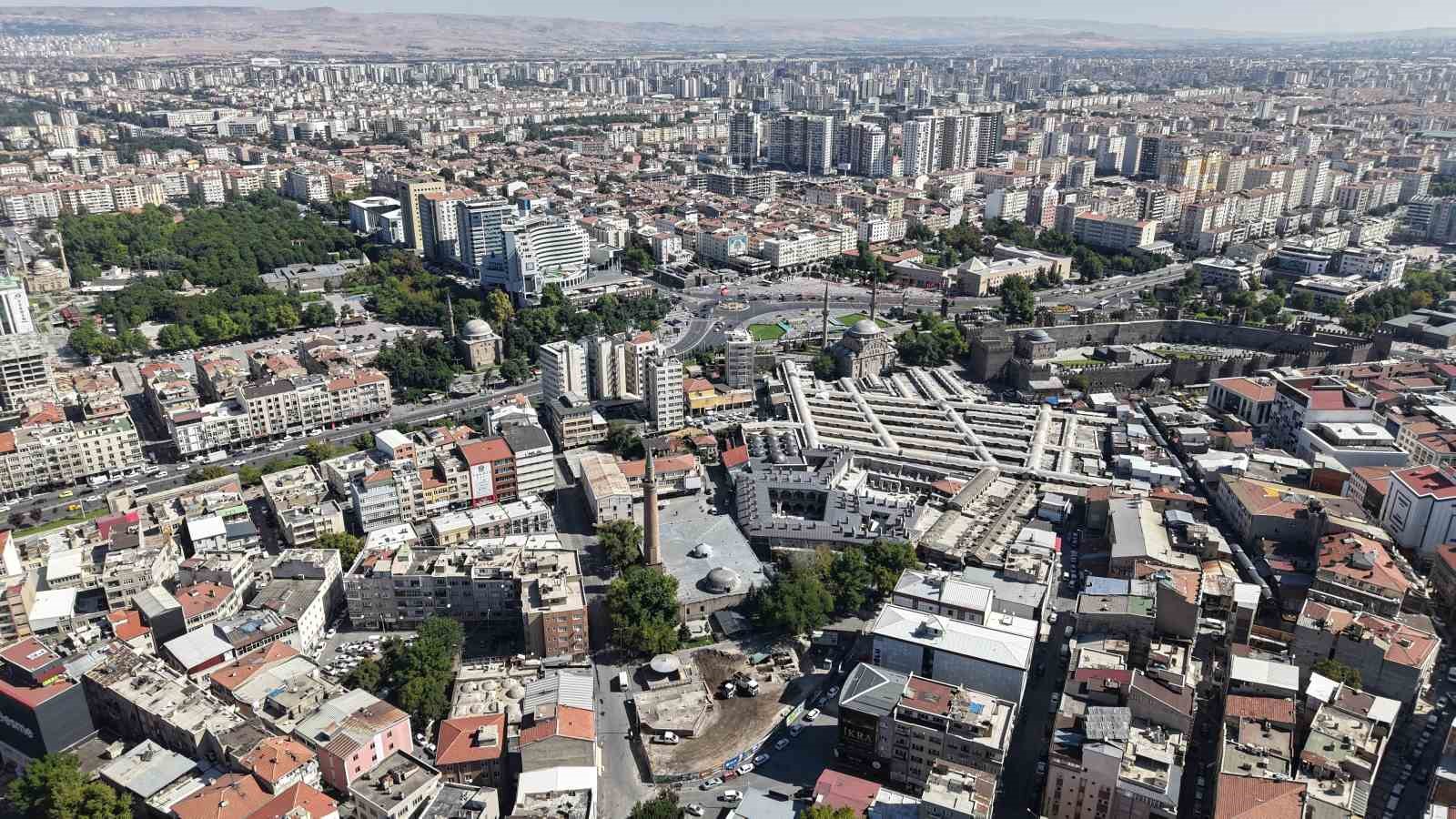 Suriçi Cami Kebir’de hem tarih gün yüzüne çıkıyor, hem esnafın yüzü gülüyor