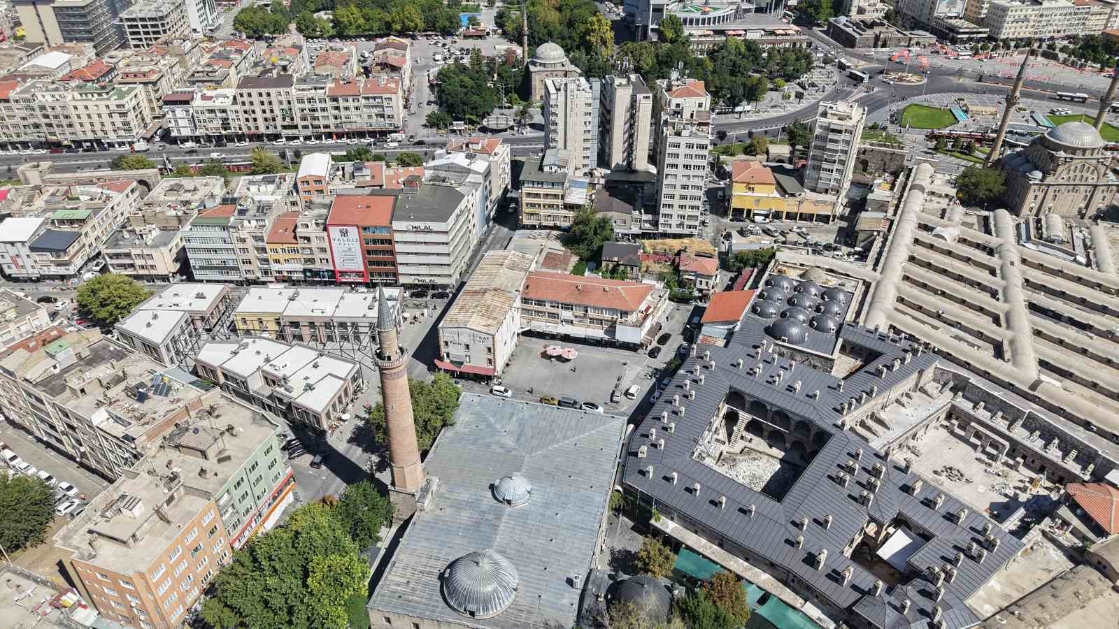 Suriçi Cami Kebir’de hem tarih gün yüzüne çıkıyor, hem esnafın yüzü gülüyor