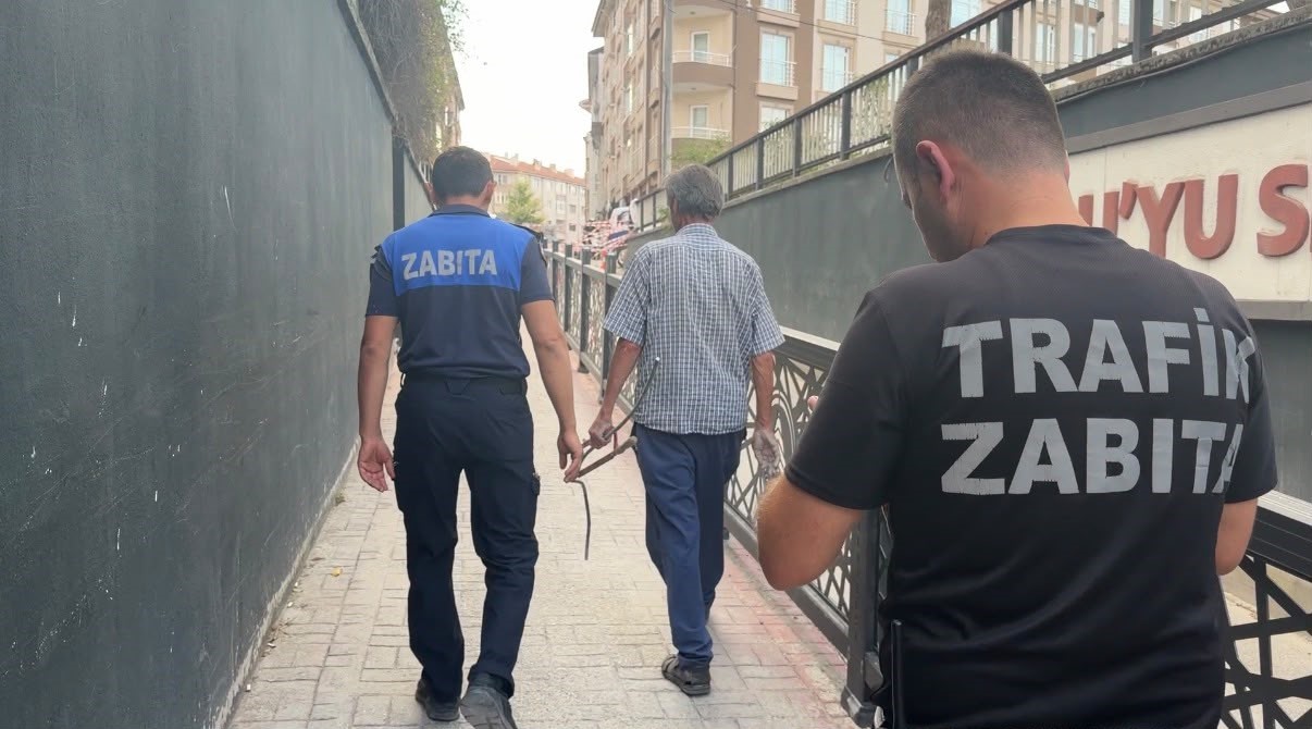Tehlikeye aldırış etmedi: Çöken alt geçide girip testereyle demir kesti