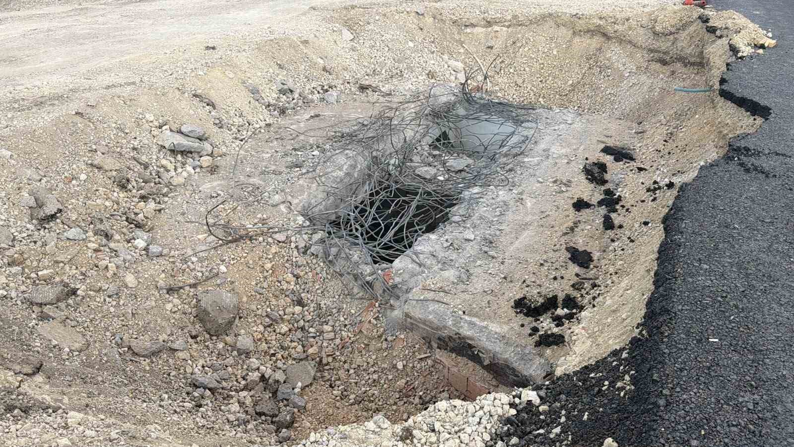 Tehlikeye aldırış etmedi: Çöken alt geçide girip testereyle demir kesti