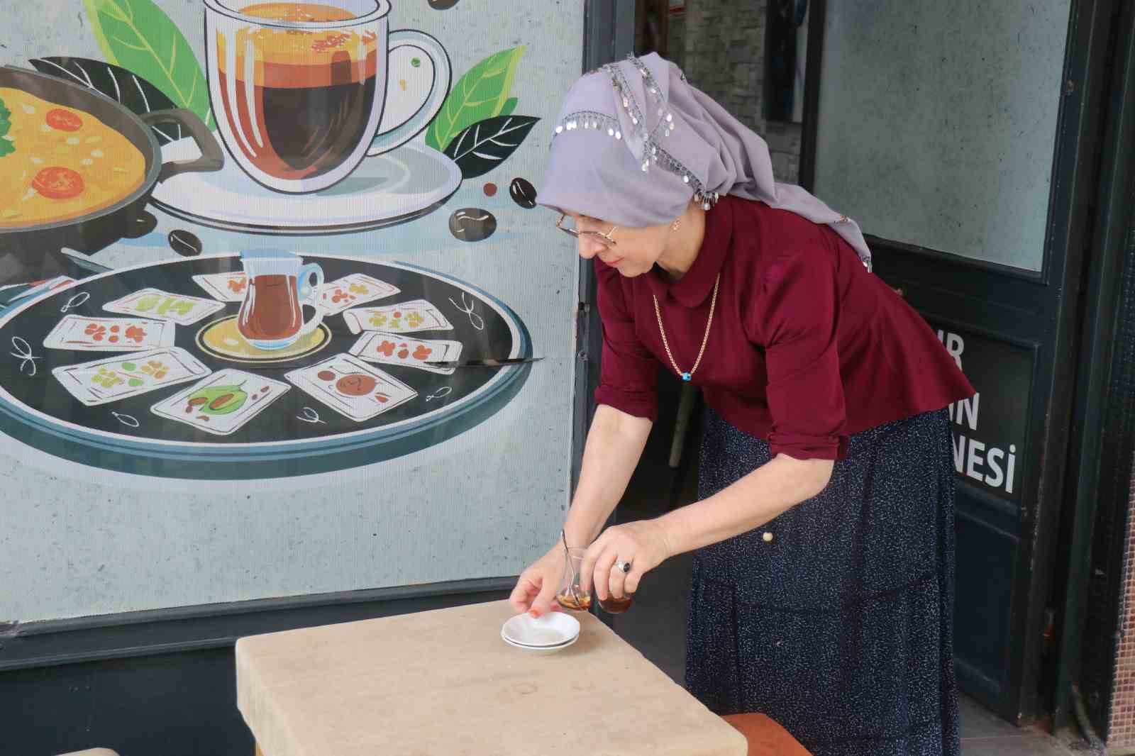 Önyargıları çay bardağında eritti: 5 çocuk annesi kıraathane işleterek aile geçindiriyor