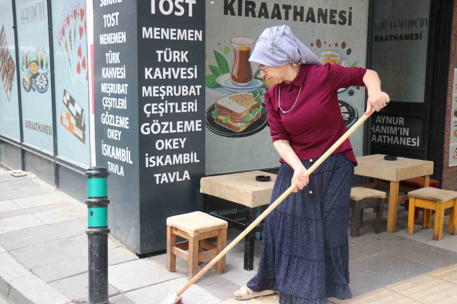 Önyargıları çay bardağında eritti: 5 çocuk annesi kıraathane işleterek aile geçindiriyor