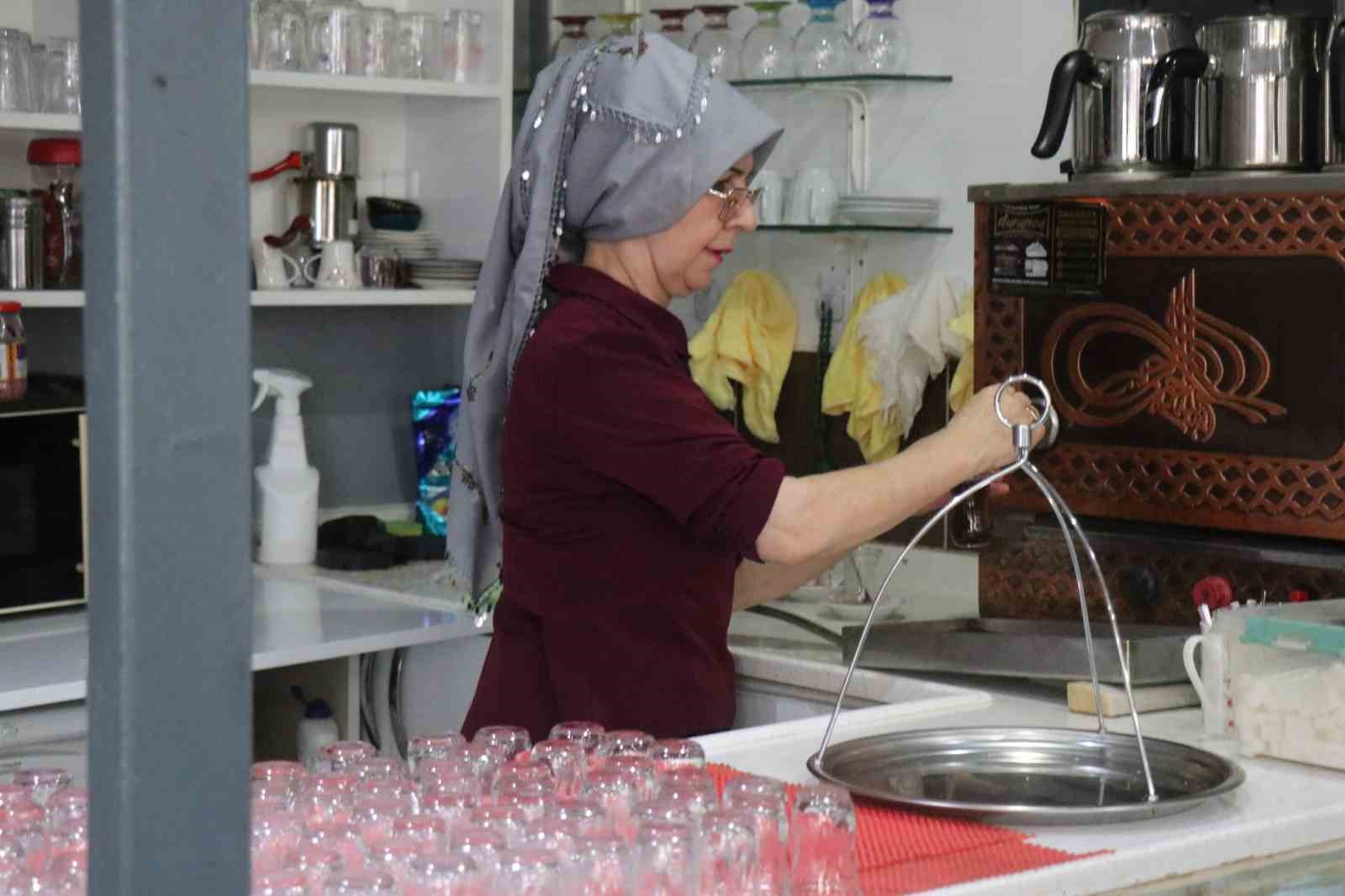 Önyargıları çay bardağında eritti: 5 çocuk annesi kıraathane işleterek aile geçindiriyor