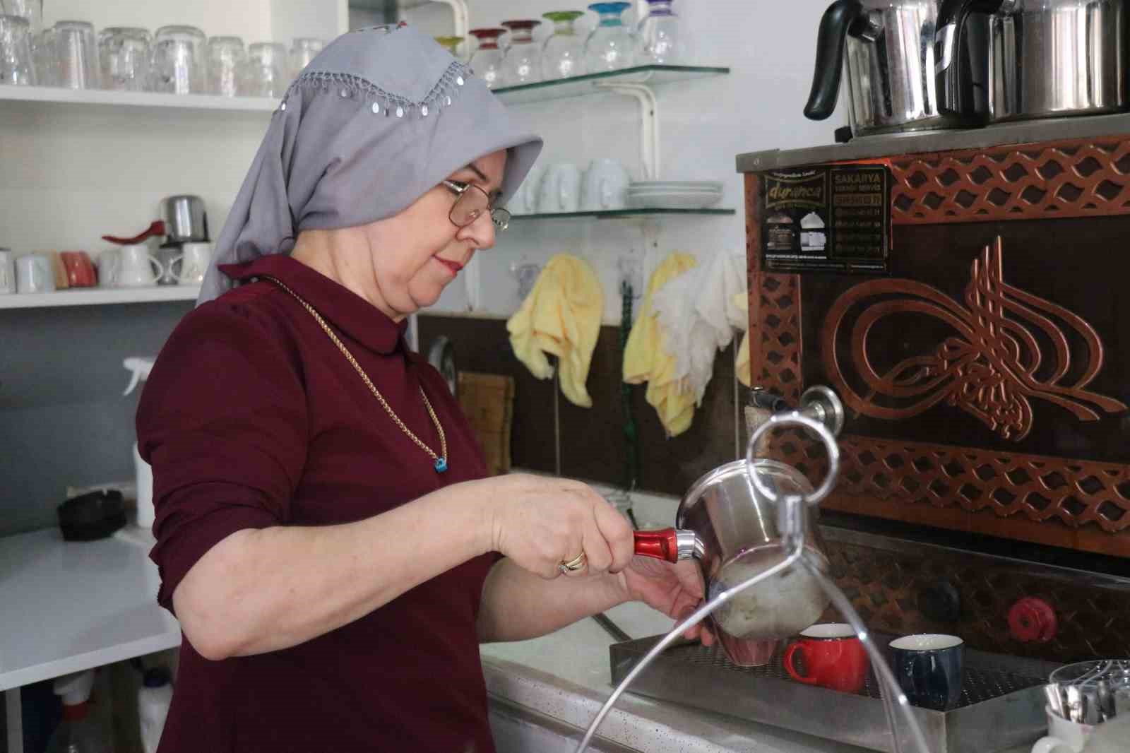 Önyargıları çay bardağında eritti: 5 çocuk annesi kıraathane işleterek aile geçindiriyor