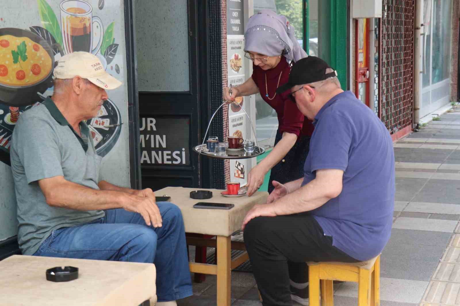 Önyargıları çay bardağında eritti: 5 çocuk annesi kıraathane işleterek aile geçindiriyor