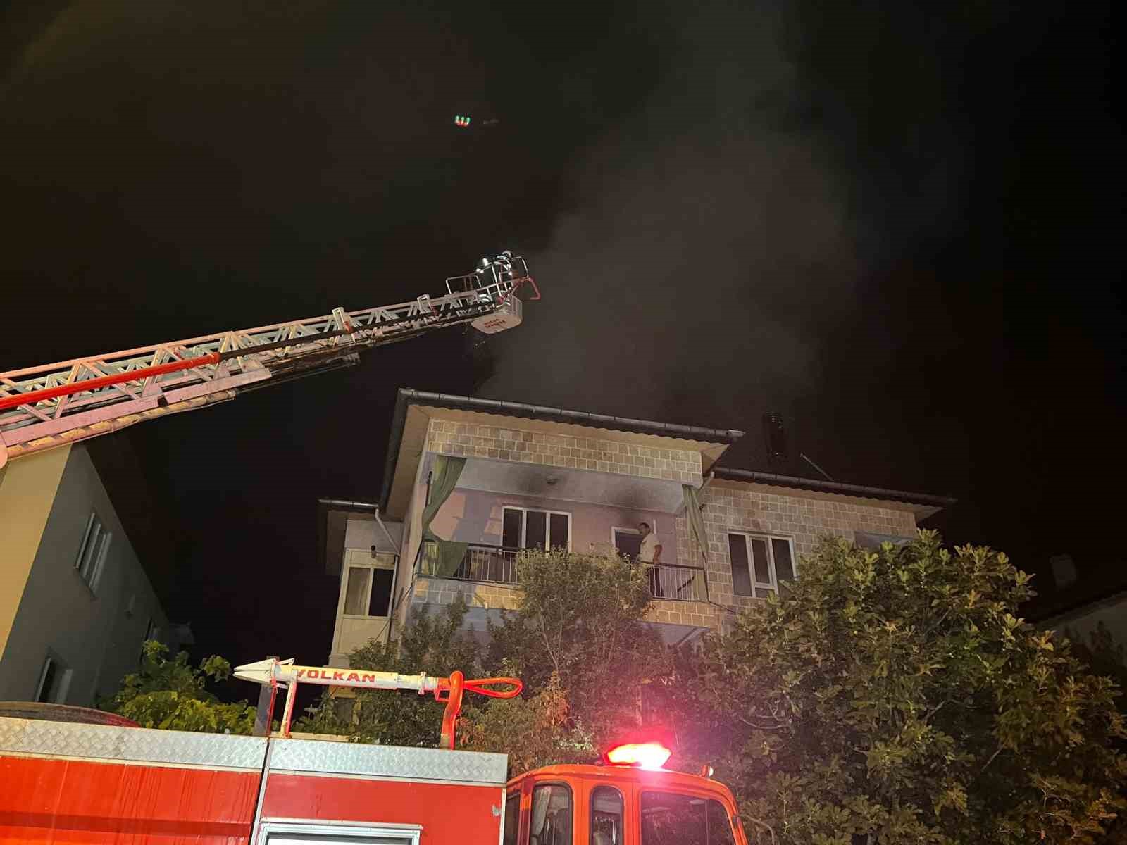 Burdur’da 3 katlı binada yangın korkuttu