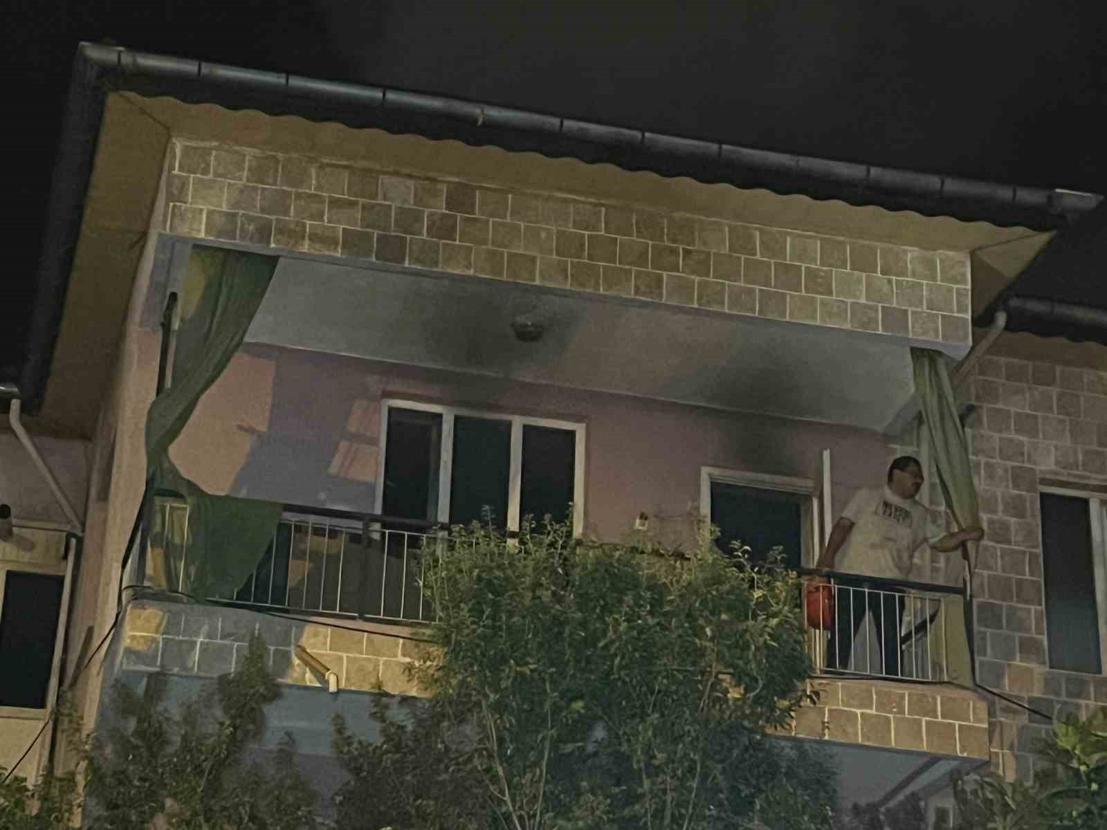 Burdur’da 3 katlı binada yangın korkuttu