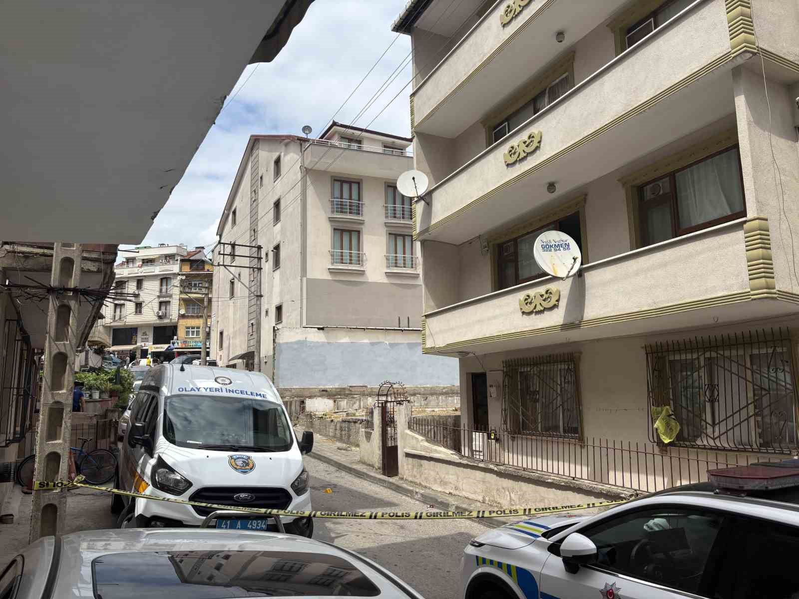 Kocaeli’de eski eşinin kocasını vurup kendine ateş etti