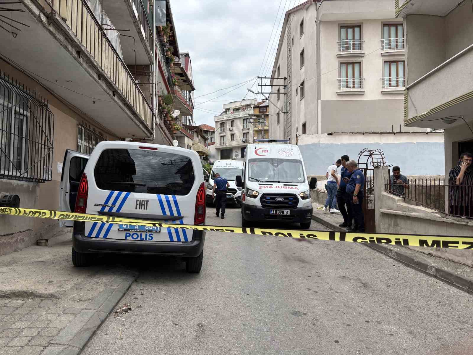 Kocaeli’de eski eşinin kocasını vurup kendine ateş etti