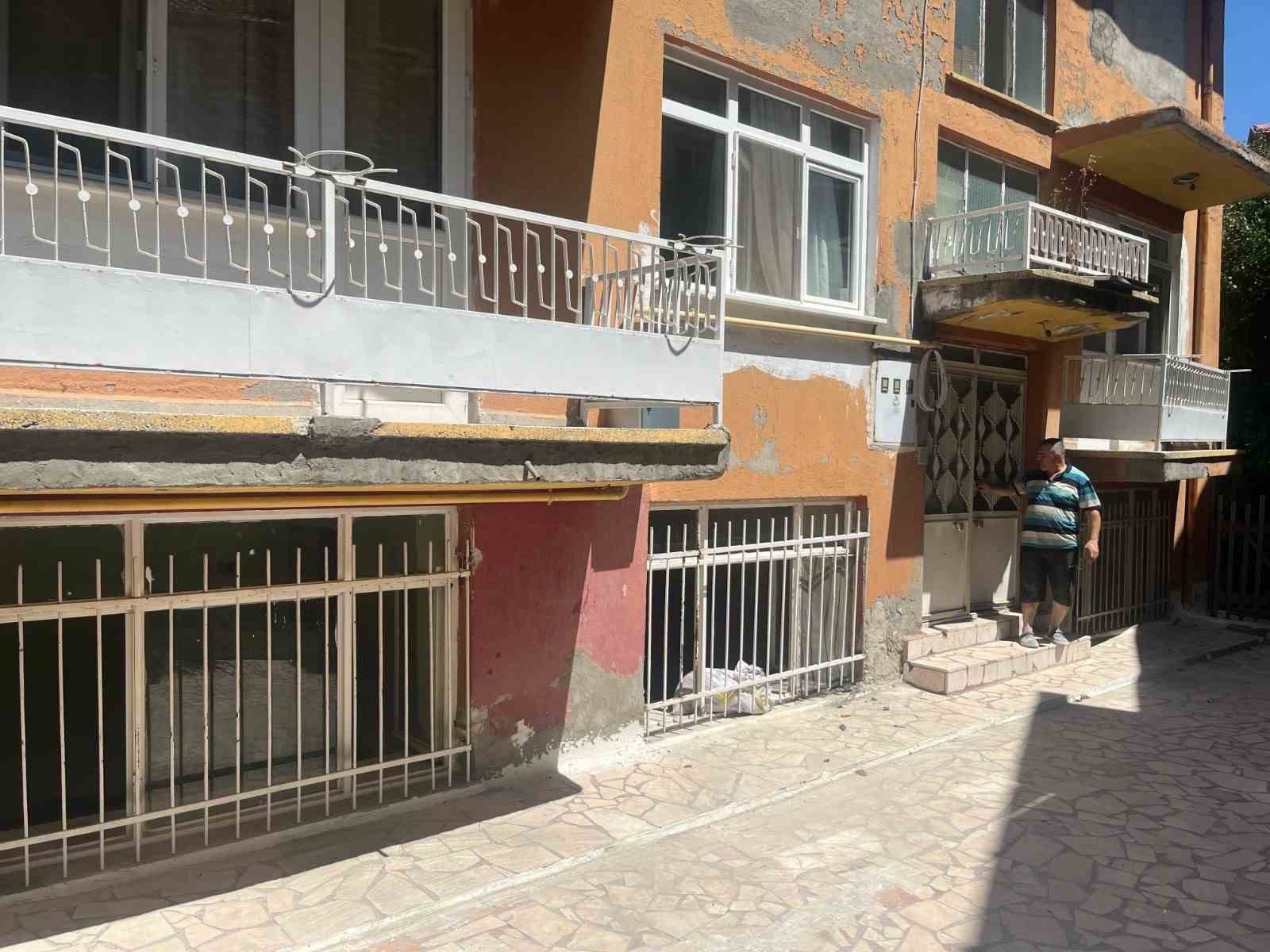 Başkan Başdeğirmen’den, talepte bulunan aileye sıva ve beton desteği