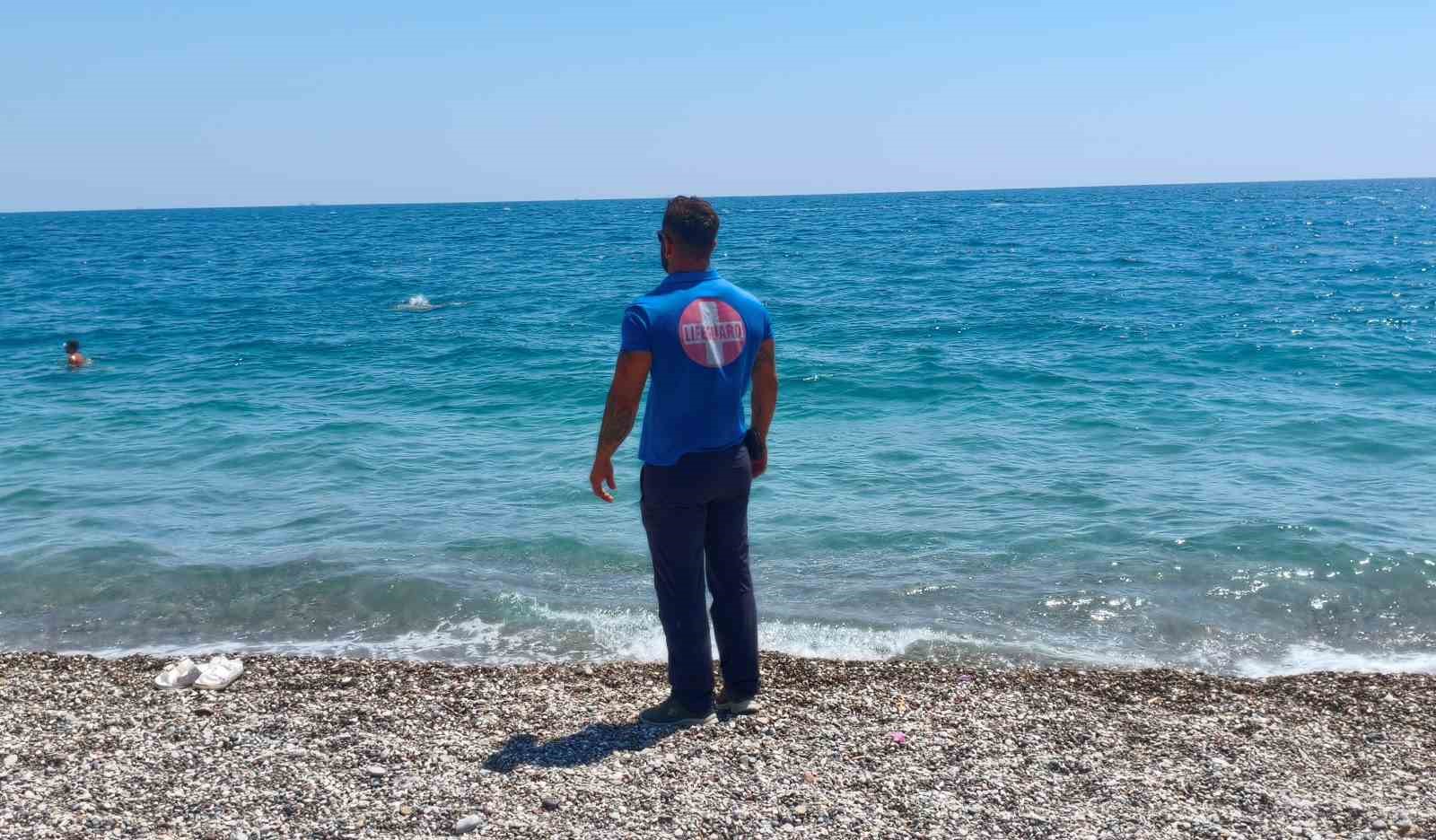 Boğulma tehlikesi geçiren gencin yardımına cankurtaranlar yetişti
