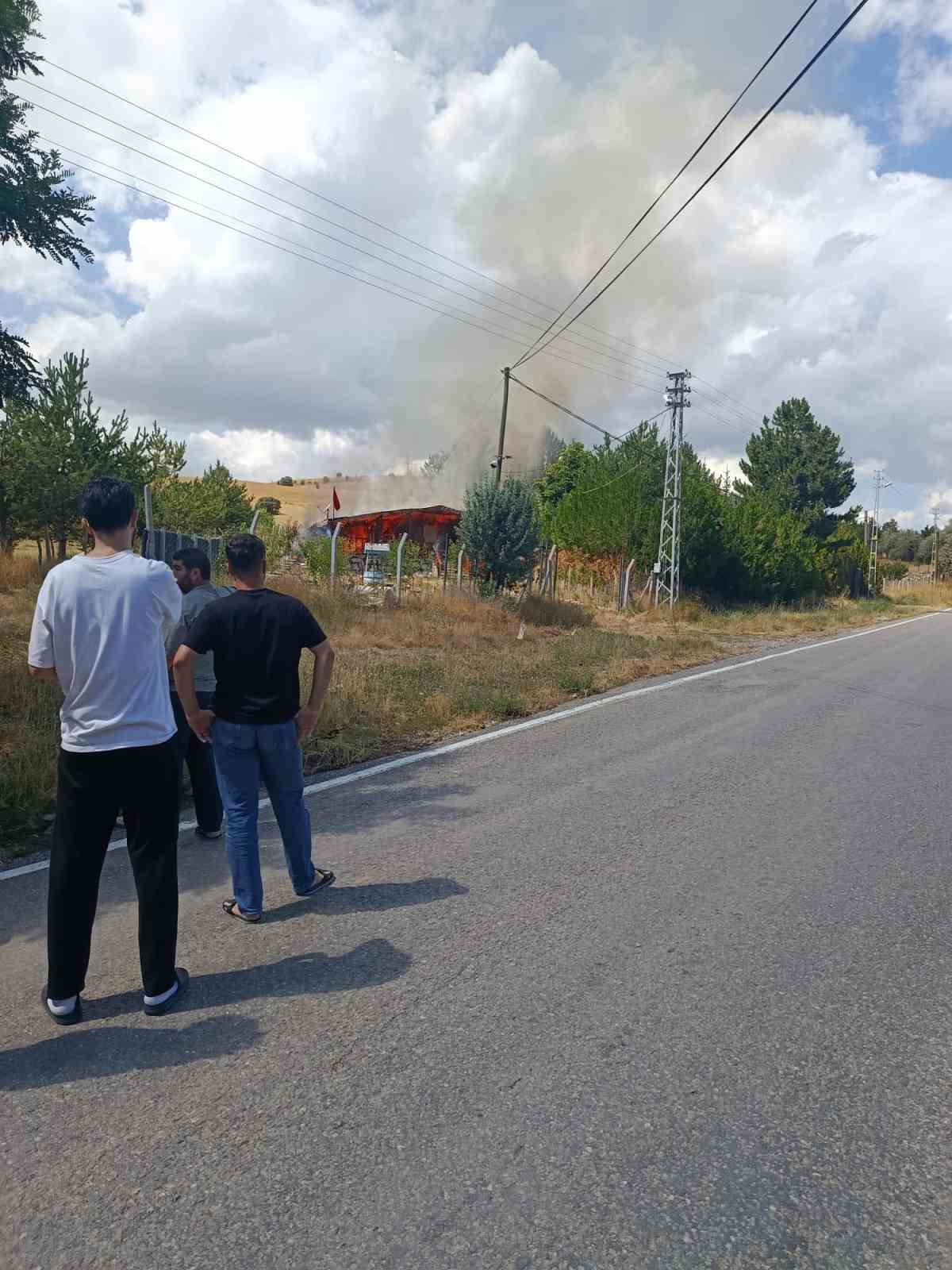 Sivas’ta müstakil ev yangında küle döndü
