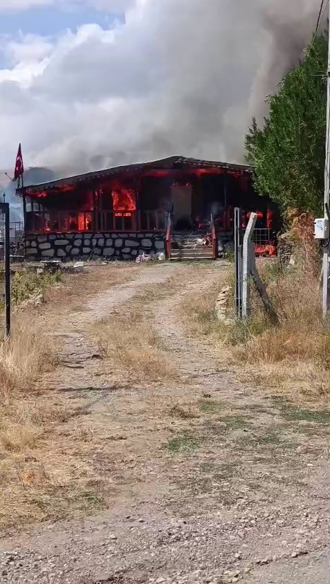 Sivas’ta müstakil ev yangında küle döndü