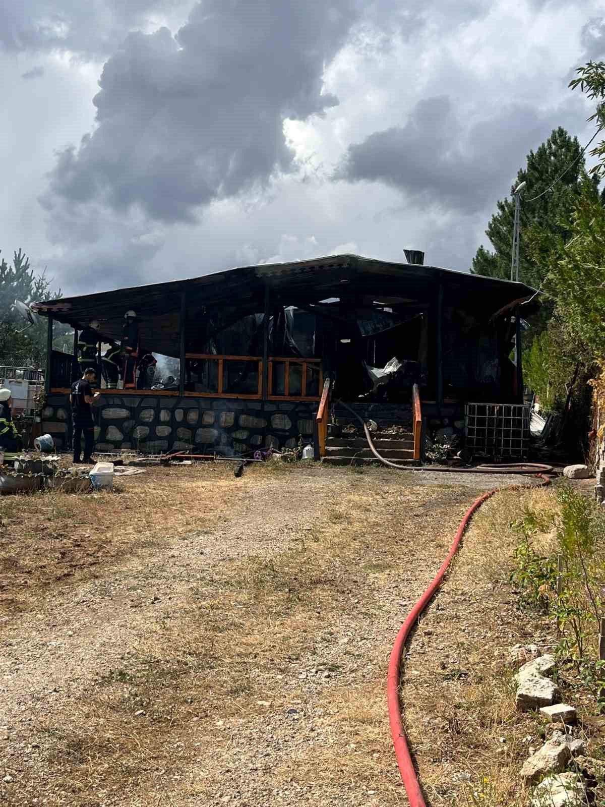 Sivas’ta müstakil ev yangında küle döndü