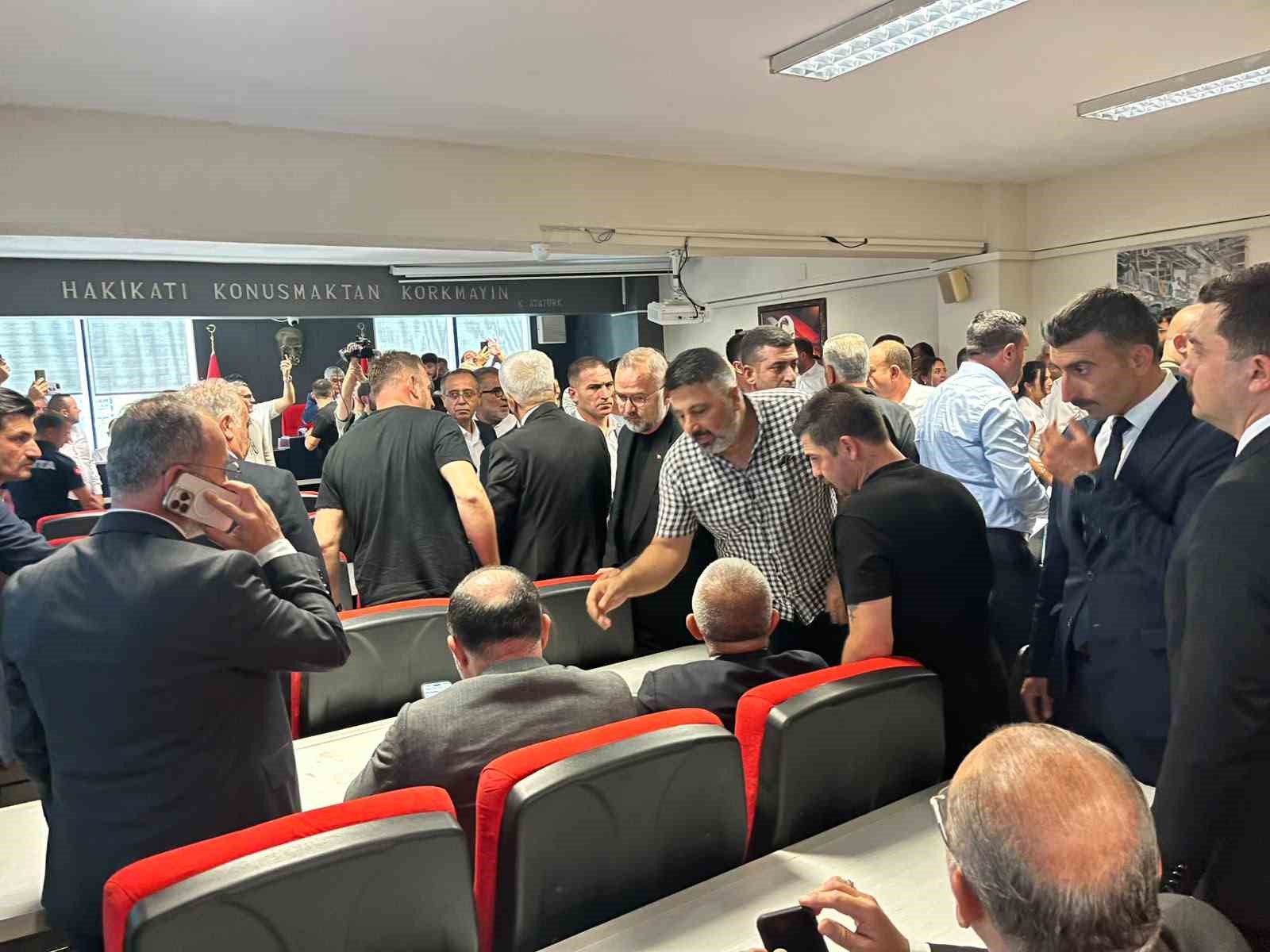 Menderes Belediyesi AK Parti’ye geçti