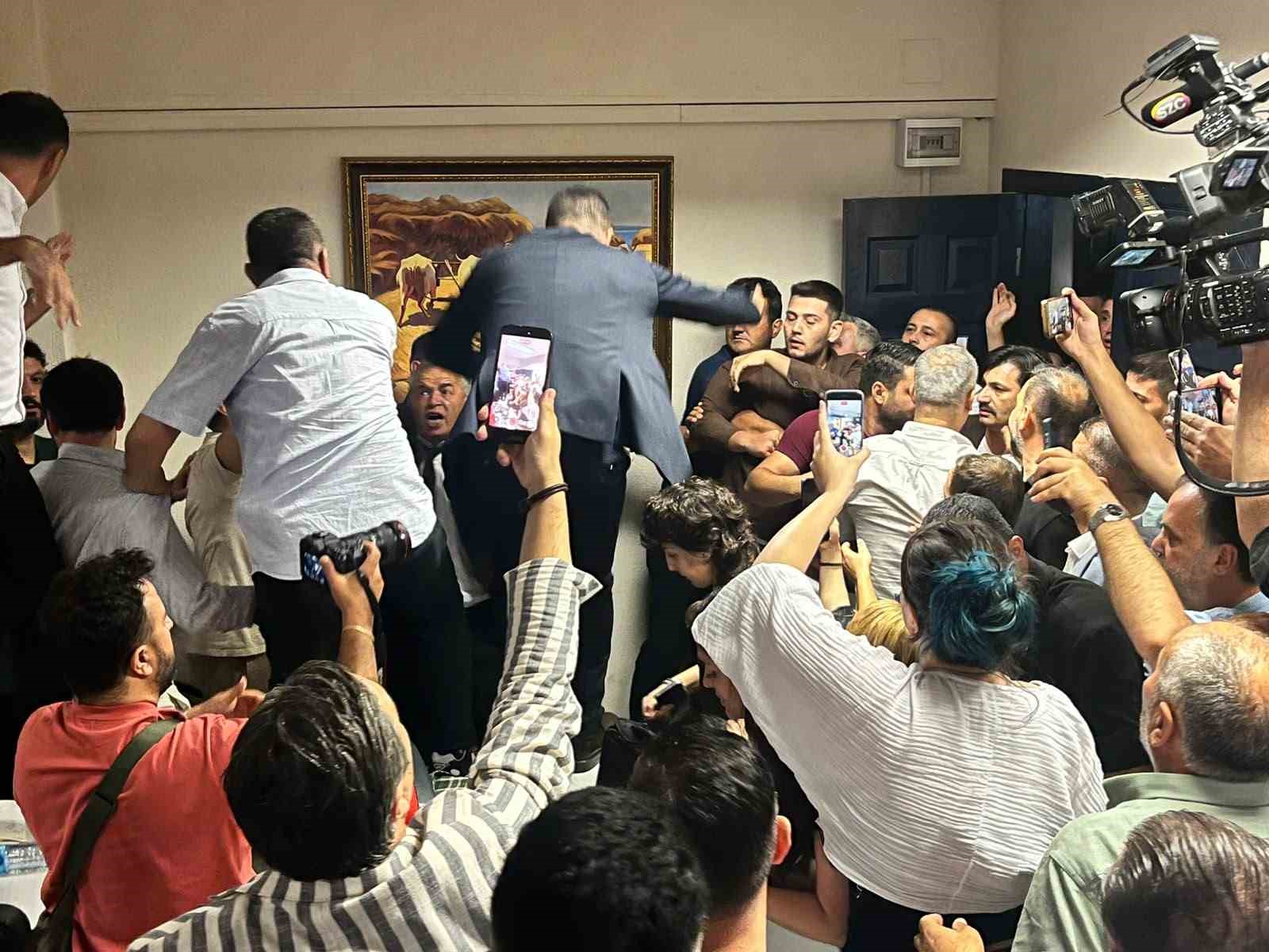 Menderes Belediyesi AK Parti’ye geçti