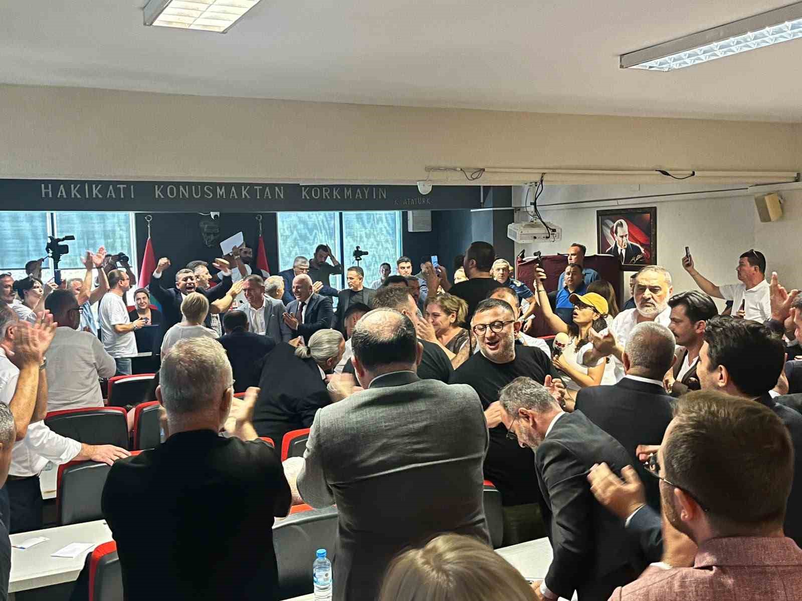 Menderes Belediyesi AK Parti’ye geçti
