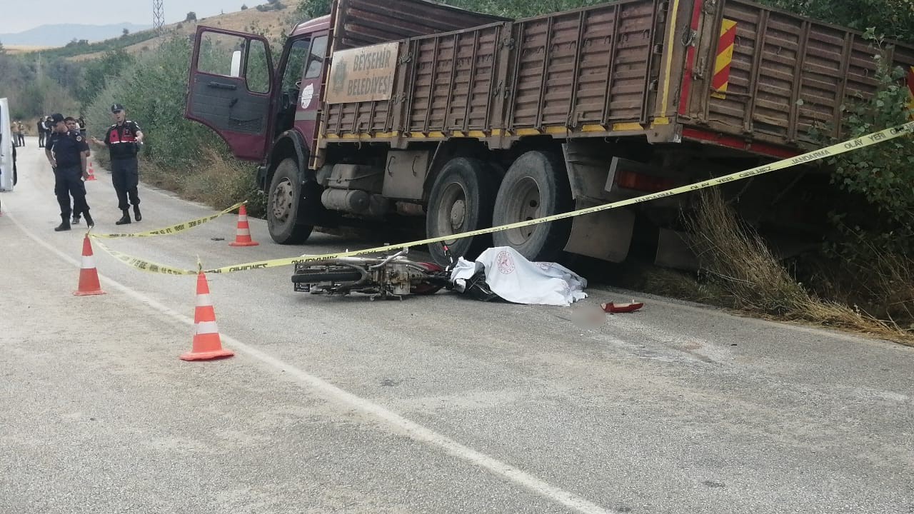 Isparta’da kamyonla çarpışan 19 yaşındaki motosikletli hayatını kaybetti