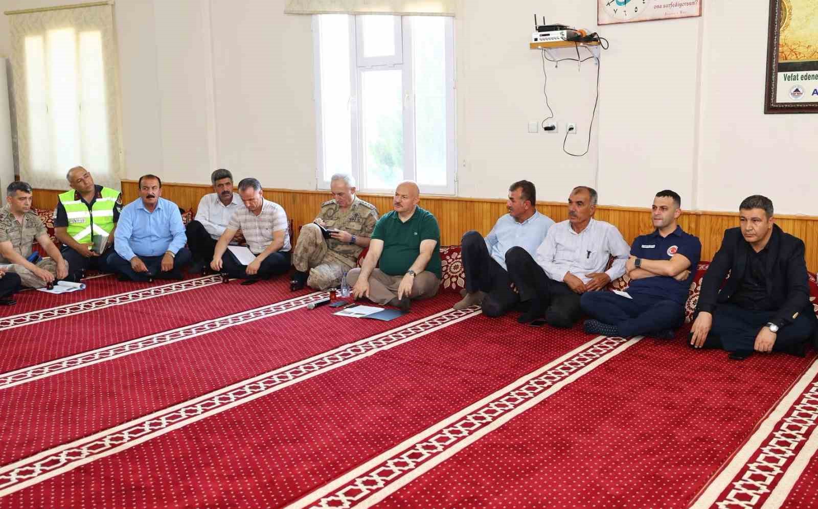 Vali Küçük, köylerin taleplerini yerinde dinledi
