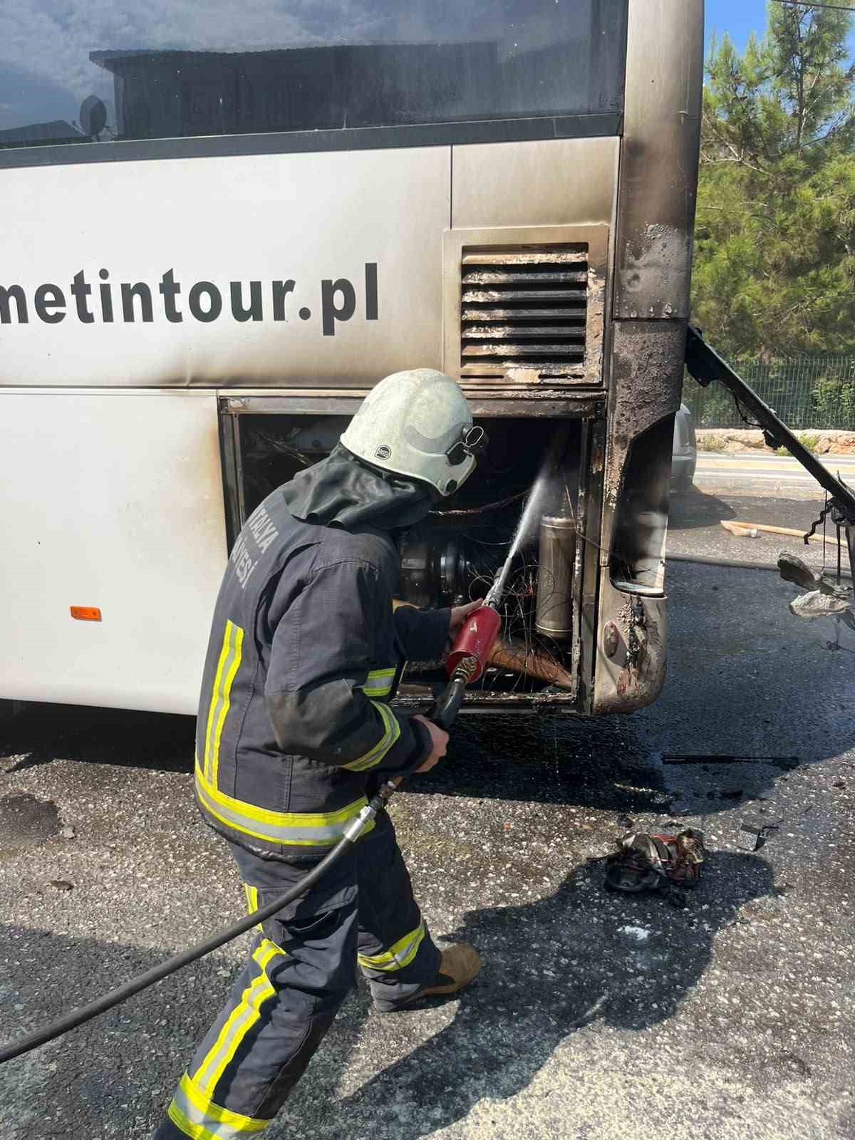 Alanya’da park halindeki tur otobüsünün motor bölümü alev aldı