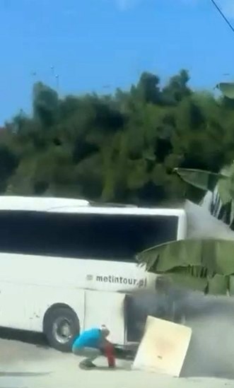 Alanya’da park halindeki tur otobüsünün motor bölümü alev aldı