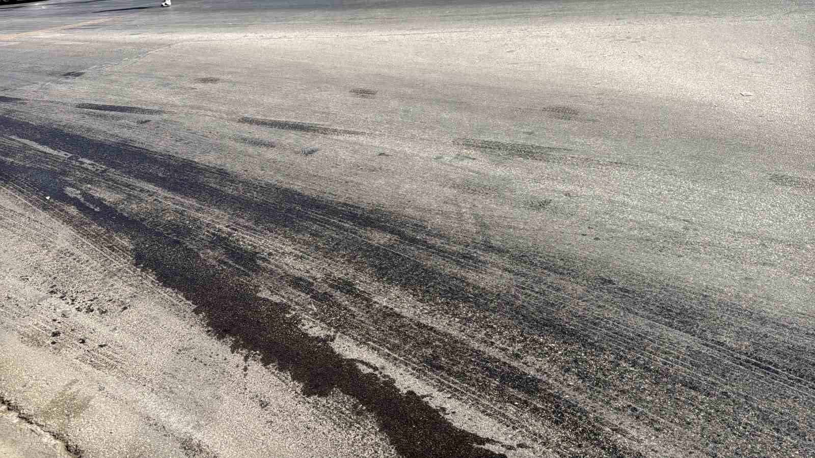 Araçtan caddeye akan motor yağı diğer sürücülere zor anlar yaşattı