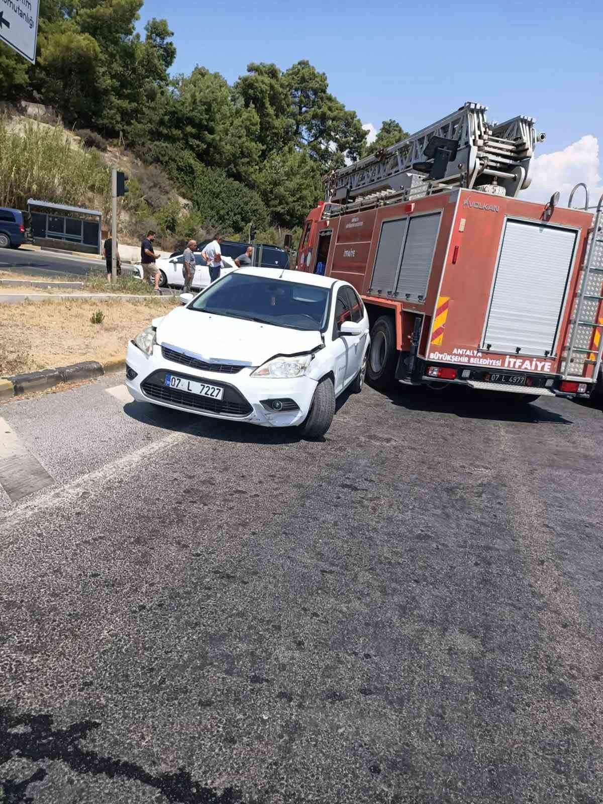 Manavgat’ta iki otomobil çarpıştı: 1 yaralı