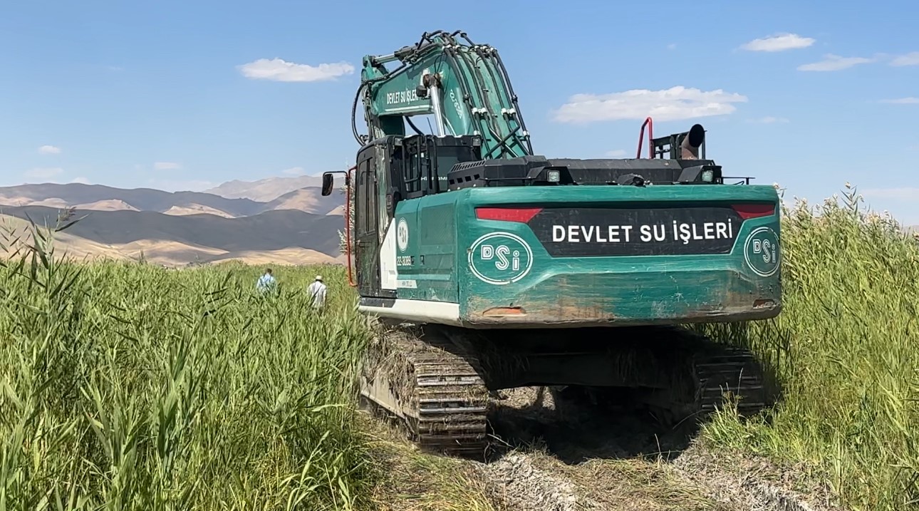 Yüksekova’da dere ıslah çalışması