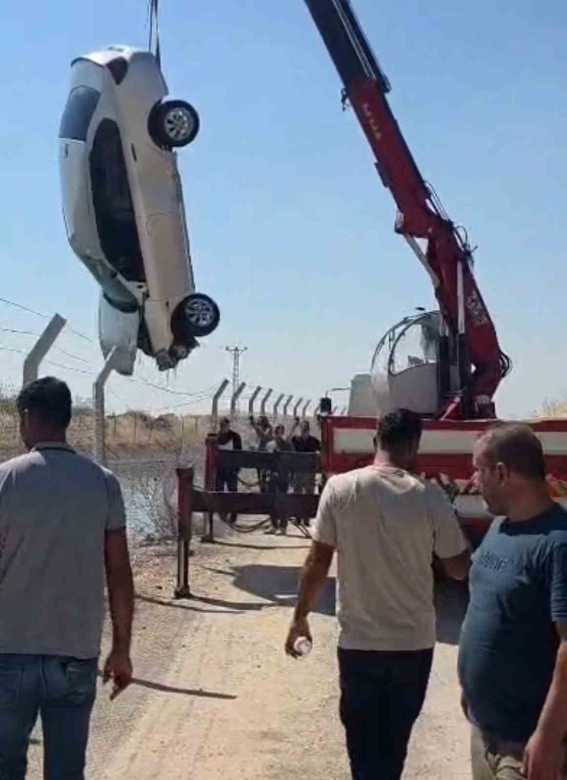 Diyarbakır’da otomobil su kanalına düştü: 5 kişi kendi imkanları ve çevredekilerin yardımıyla kurtuldu