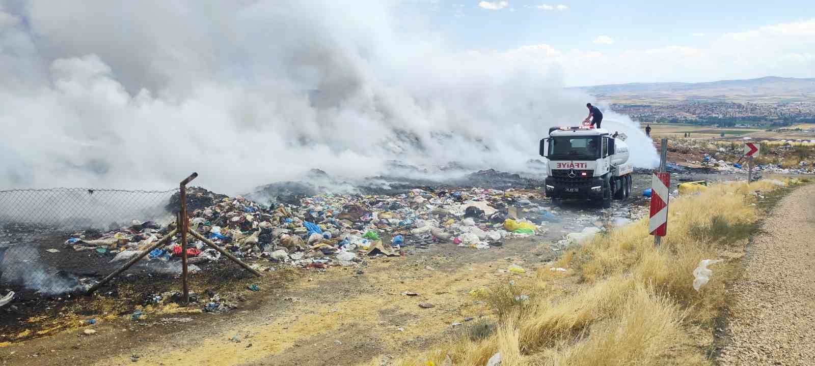 Şarkışla’da eski çöplük alanında çıkan yangın ekipleri harekete geçirdi