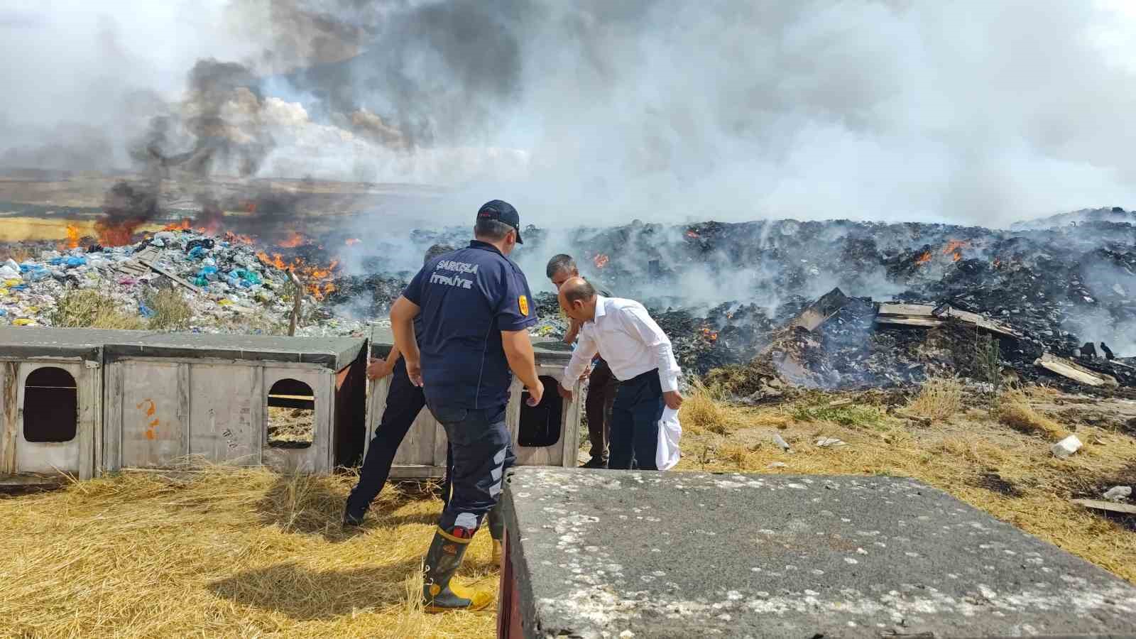 Şarkışla’da eski çöplük alanında çıkan yangın ekipleri harekete geçirdi