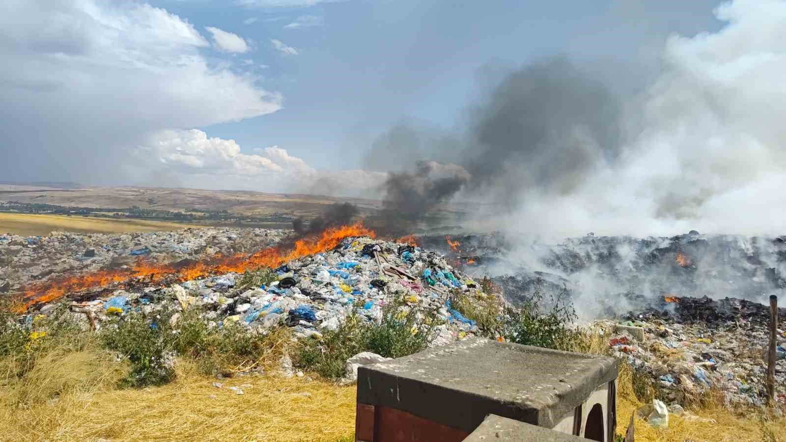 Şarkışla’da eski çöplük alanında çıkan yangın ekipleri harekete geçirdi