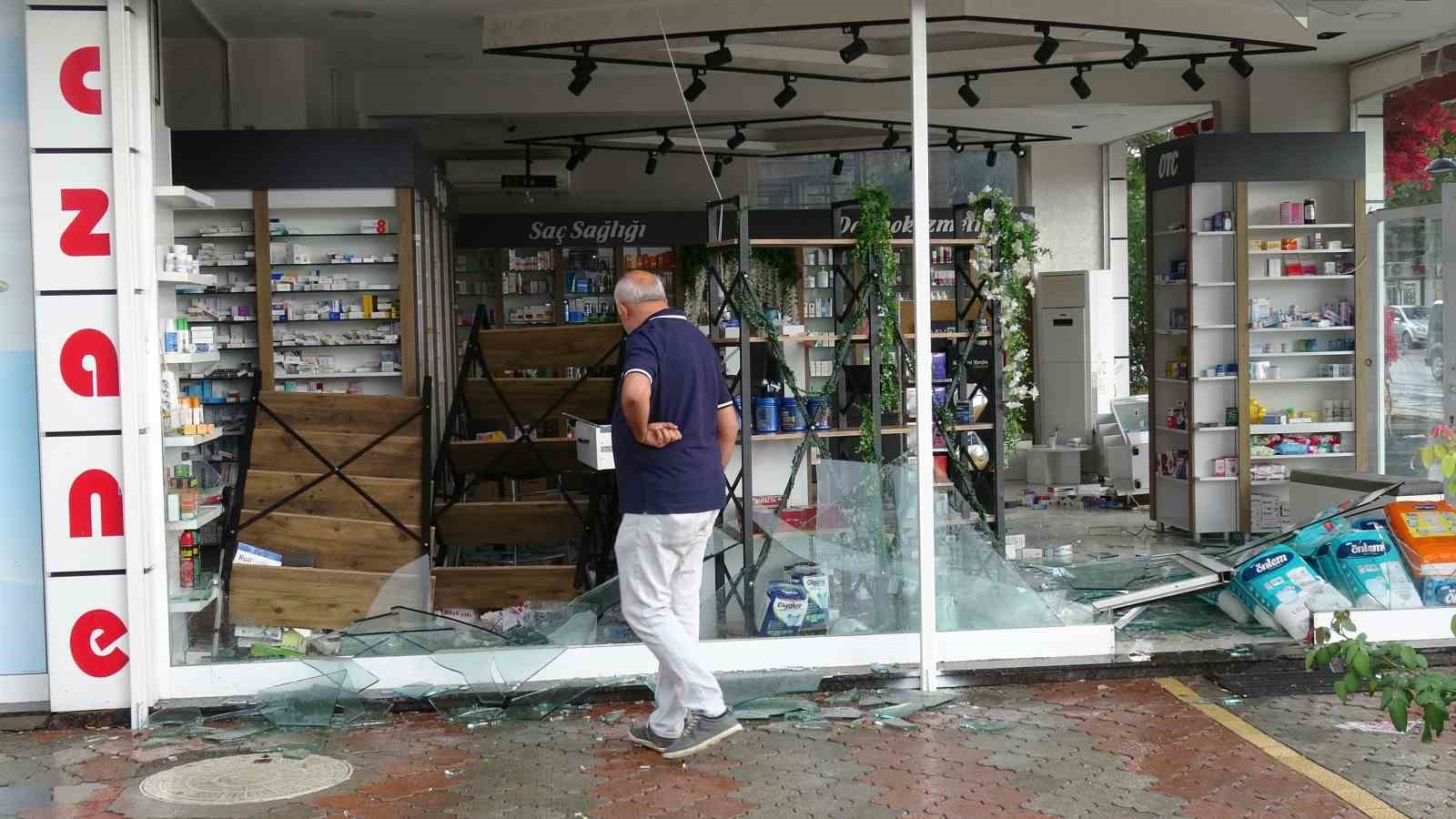 Malatya’da şiddetli fırtına ağaçları devirdi, iş yerlerinin camları patladı