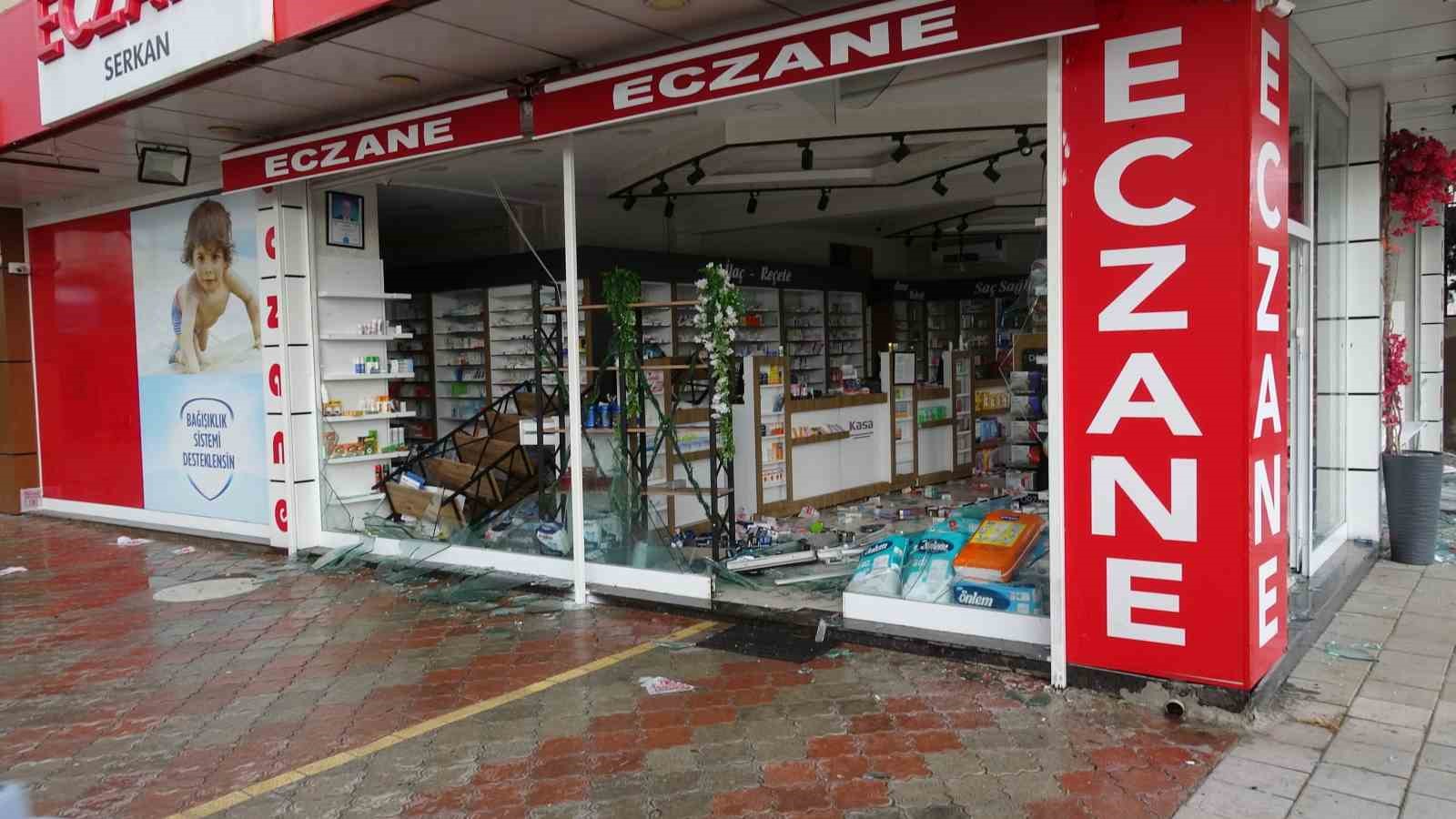 Malatya’da şiddetli fırtına ağaçları devirdi, iş yerlerinin camları patladı
