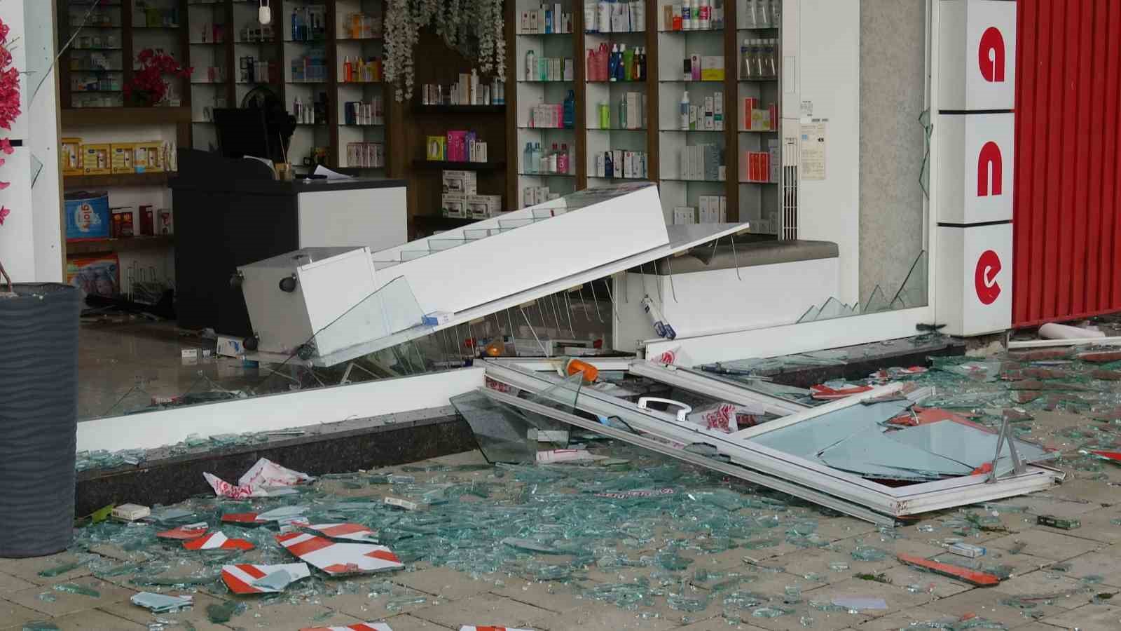 Malatya’da şiddetli fırtına ağaçları devirdi, iş yerlerinin camları patladı
