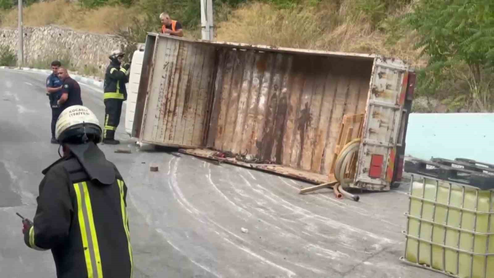 Çamaşır suyu tanklarını taşıyan kamyon devrildi: 1 yaralı