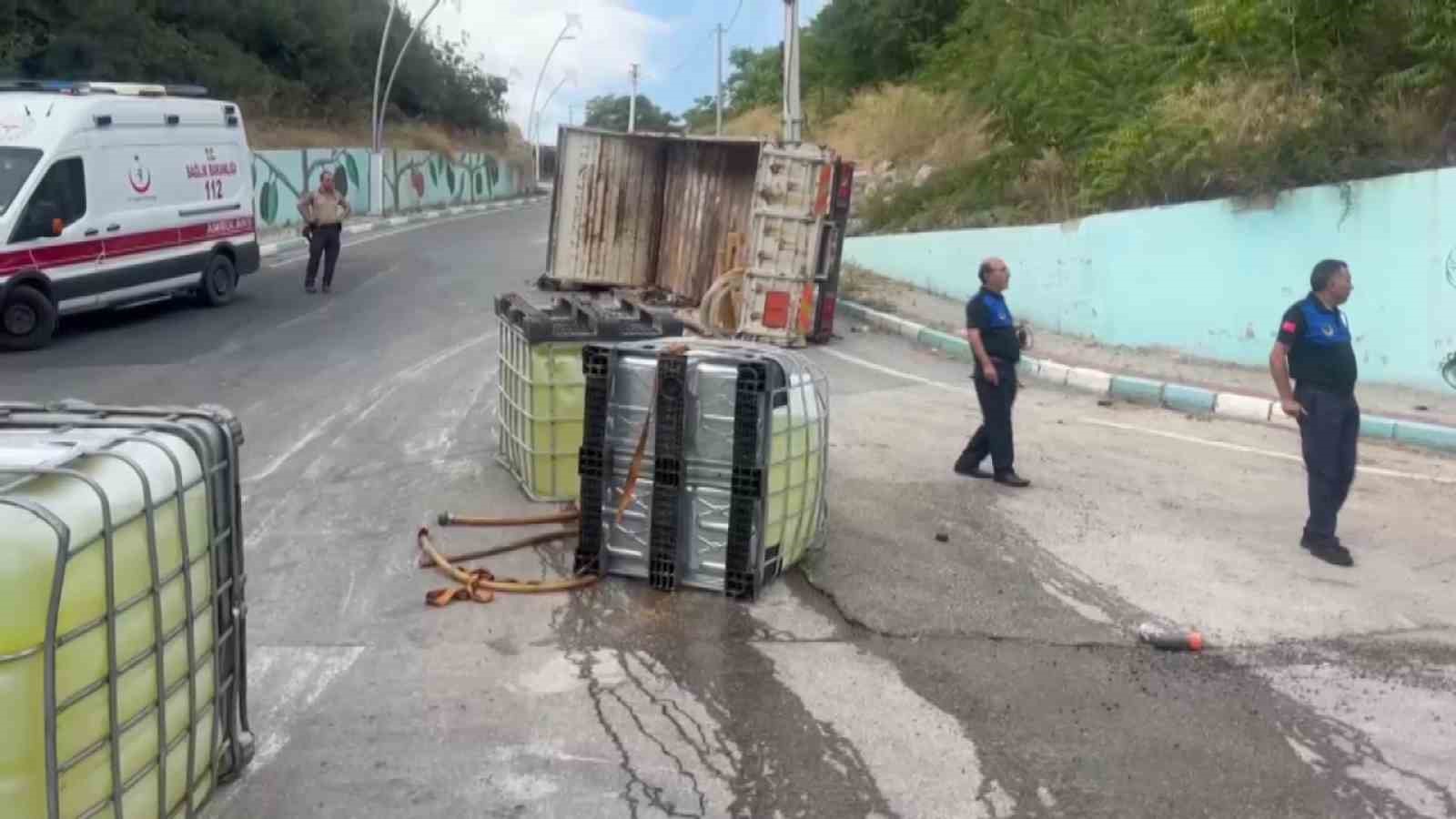 Çamaşır suyu tanklarını taşıyan kamyon devrildi: 1 yaralı
