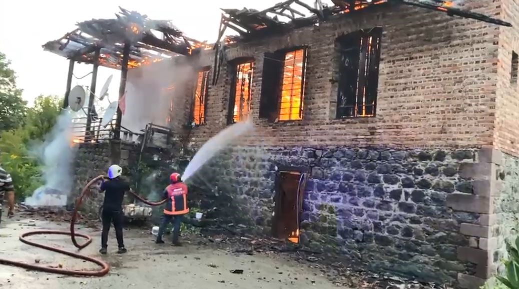 Arhavi’de 2 katlı ev küle döndü