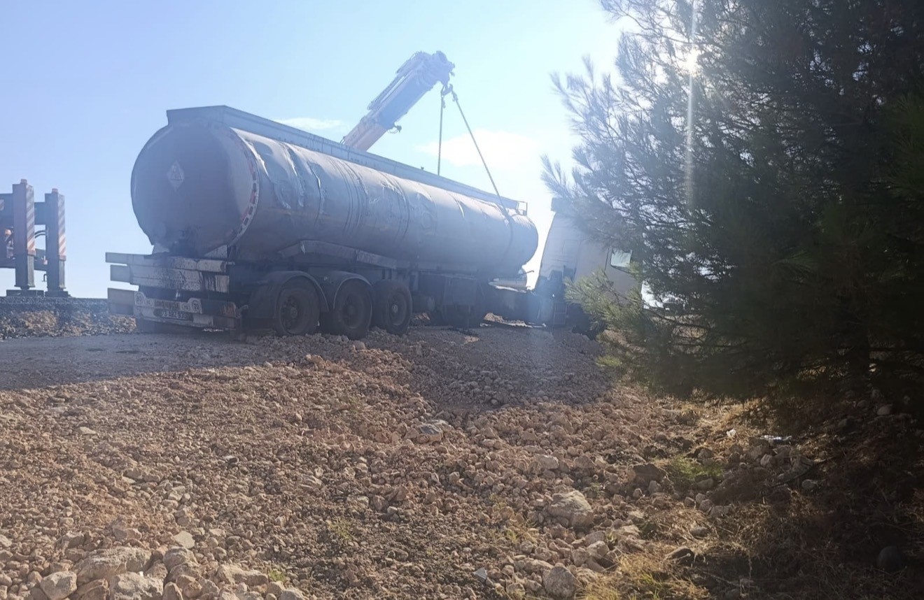 Gelin konvoyuna çarpmamak için manevra yapan tanker yoldan çıktı