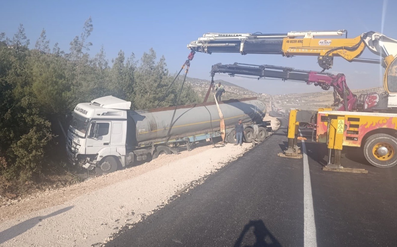 Gelin konvoyuna çarpmamak için manevra yapan tanker yoldan çıktı