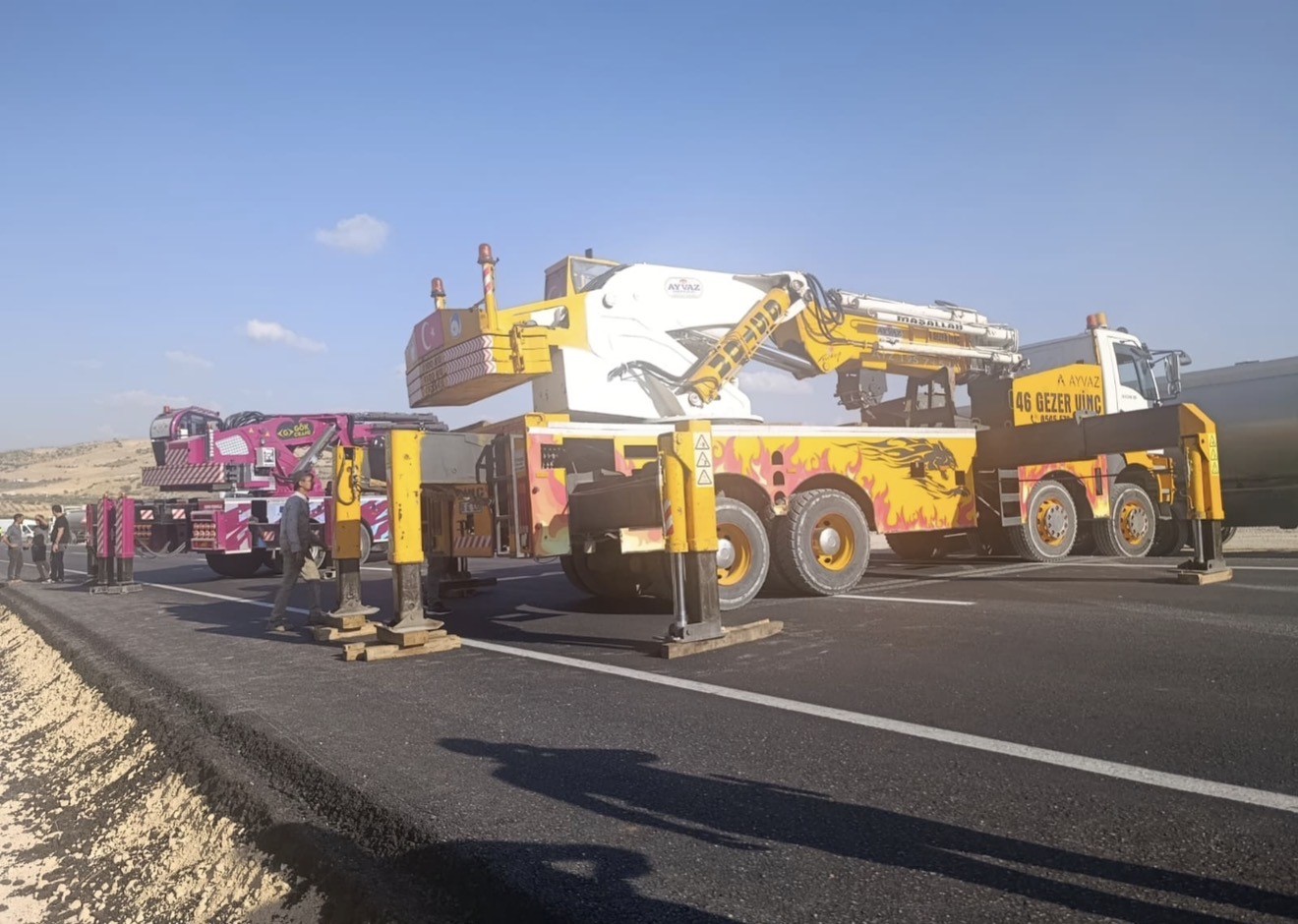 Gelin konvoyuna çarpmamak için manevra yapan tanker yoldan çıktı