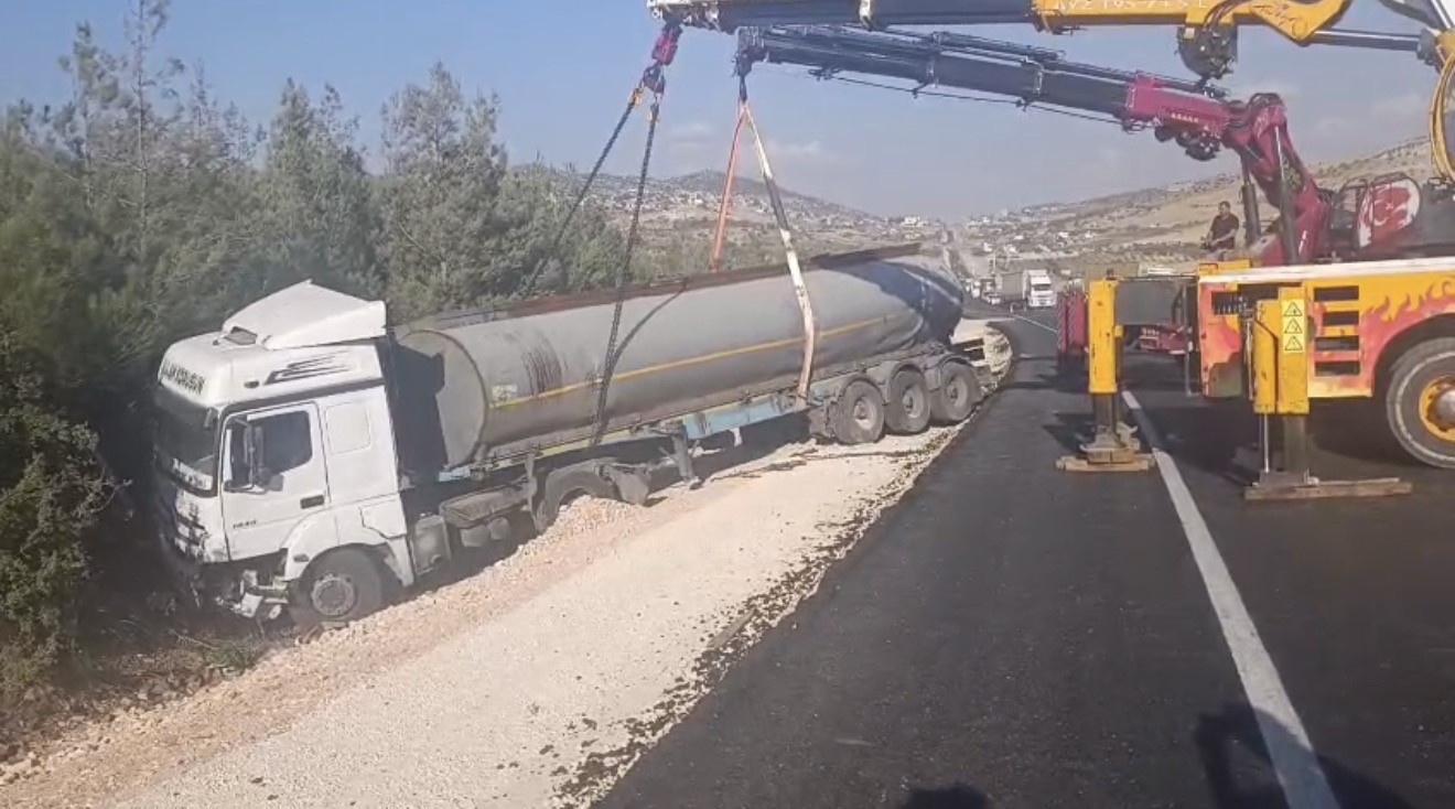 Gelin konvoyuna çarpmamak için manevra yapan tanker yoldan çıktı