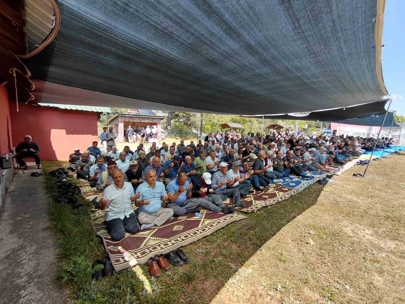 Abant’ta Hacet Bayramı renkli görüntülere sahne oldu