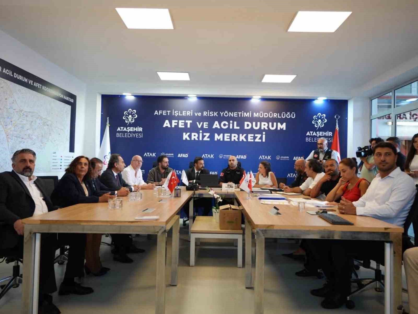 Ataşehir’de 17 Ağustos deprem şehitleri anıldı: "Deprem değil, hazırlıksızlık felaket getirir"