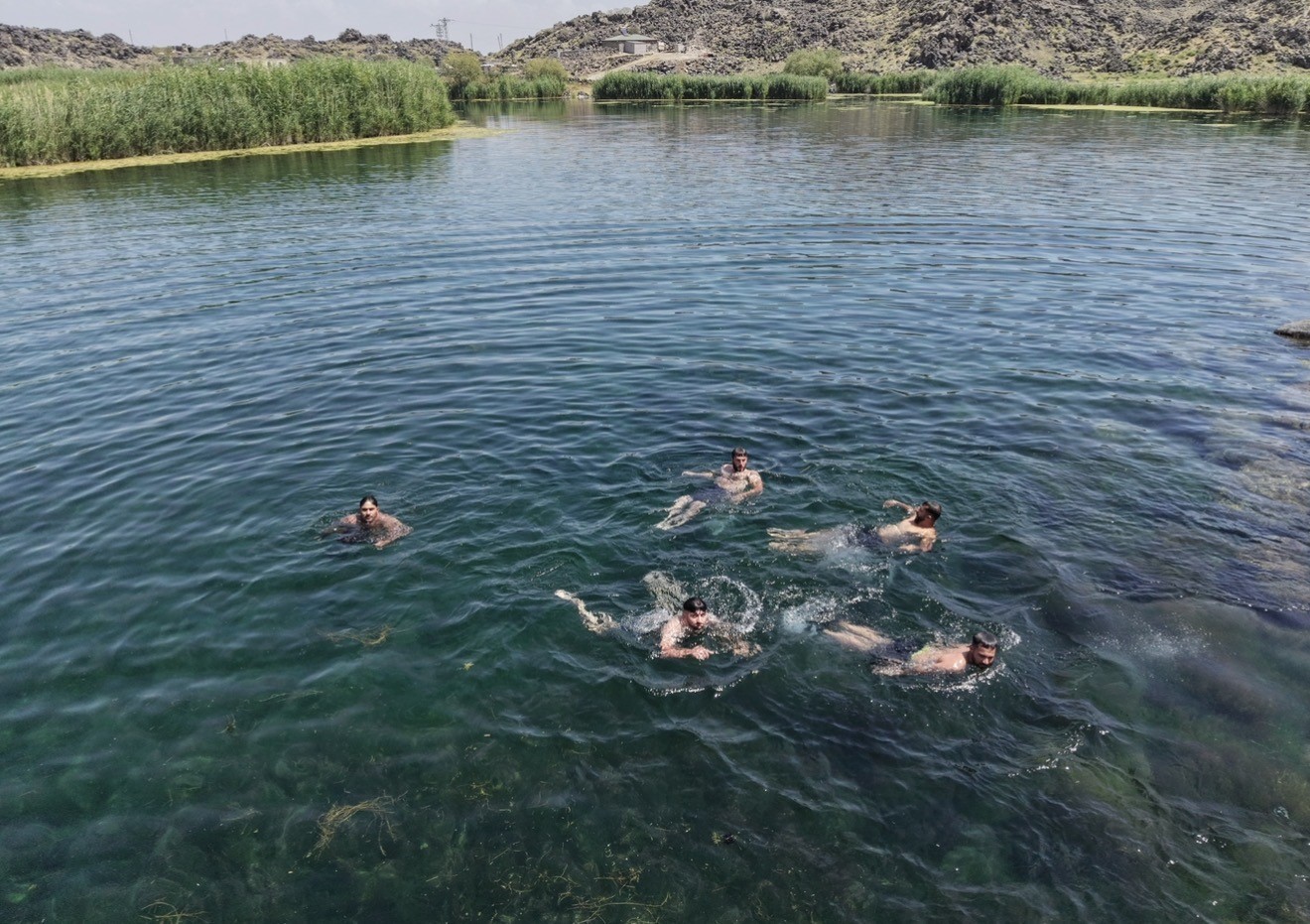 Iğdır’da sıcak hava vatandaşları Karasu Sazlığı’na çekiyor